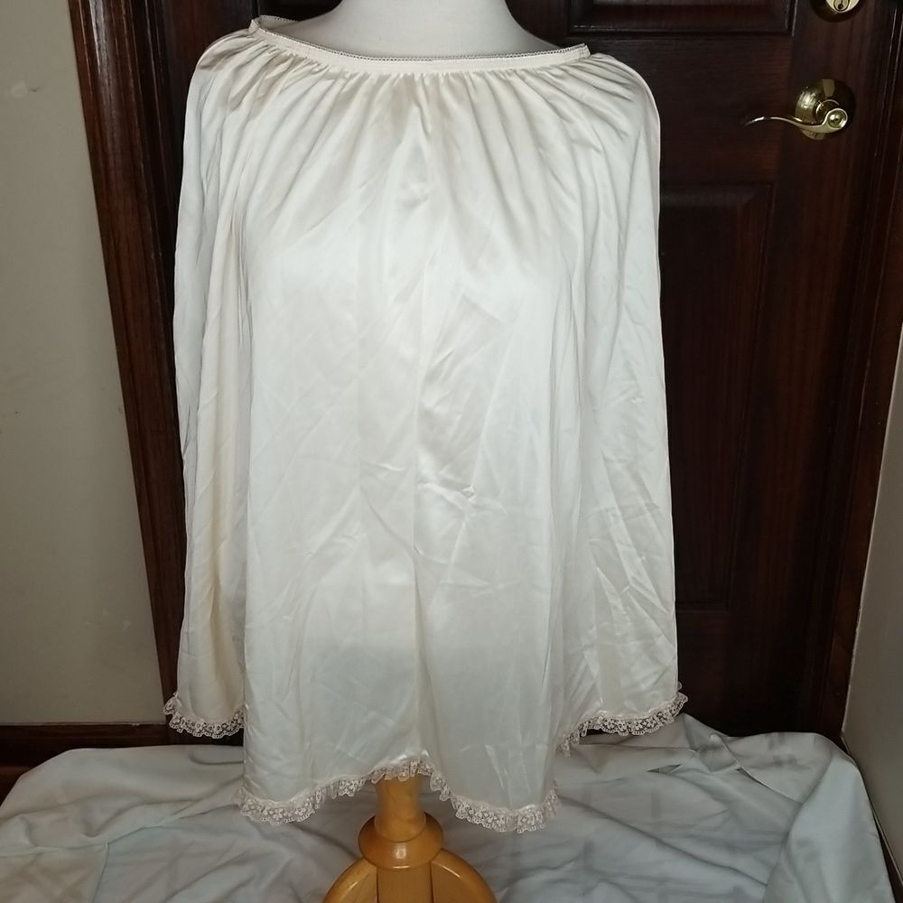 Vintage Womans Slip With Lace Detail flawless 100% Nylon Non-Cling